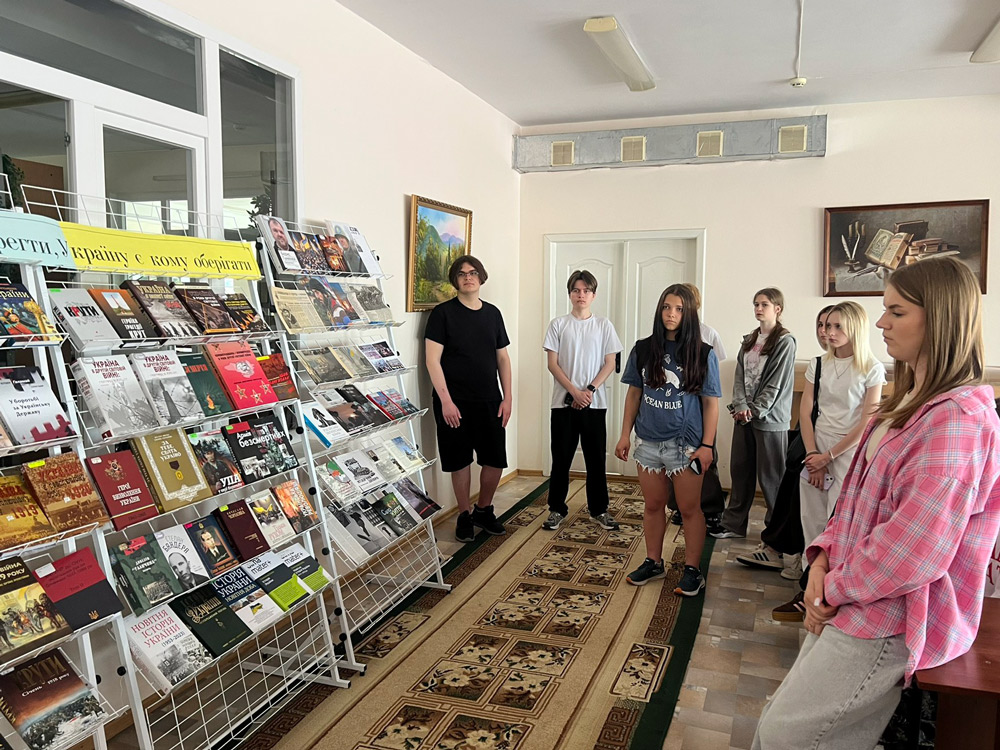 Пам'ятаємо. Шануємо. Пишаємось: студенти «Альма-Матер+» вшанували День Героїв України у бібліотеці ЦДУ